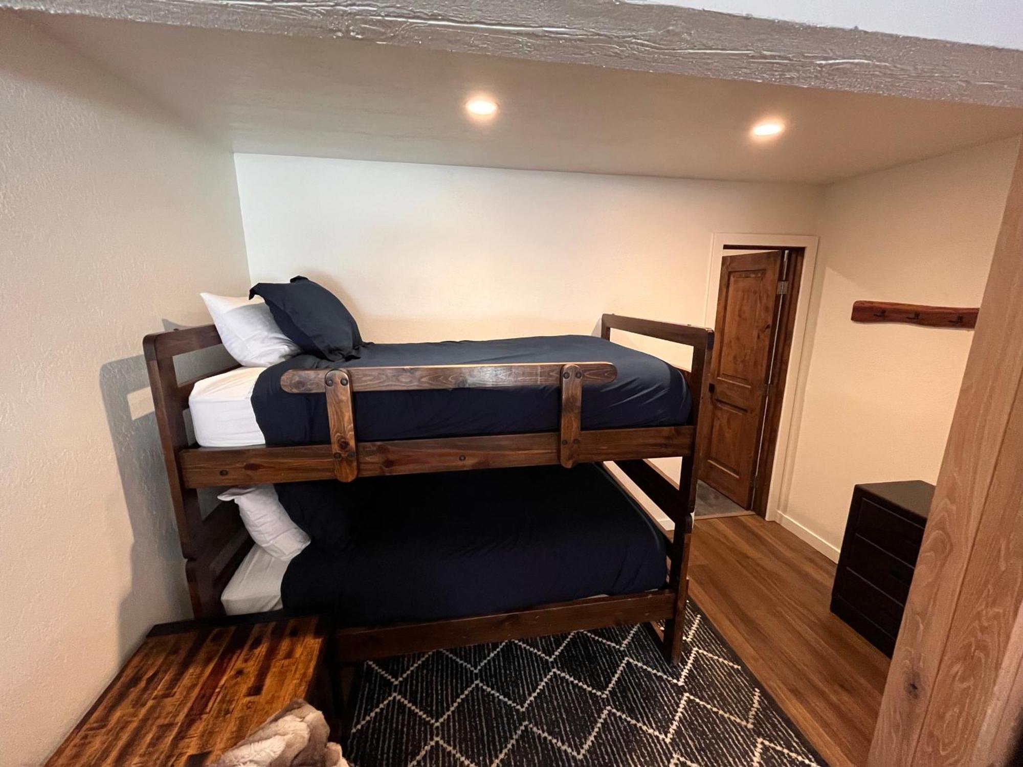Tastefully Remodeled Condo At Mammoth Ski & Racquet Club, Hot Tub, Garage, 10 Min Walk To Ski Lifts Mammoth Lakes Kültér fotó